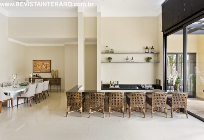 Elaborado com foco em receber convidados com aconchego - Revista InterArq | Arquitetura, Decoração, Design, Paisagismo e Lifestyle