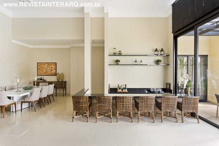 Elaborado com foco em receber convidados com aconchego - Revista InterArq | Arquitetura, Decoração, Design, Paisagismo e Lifestyle