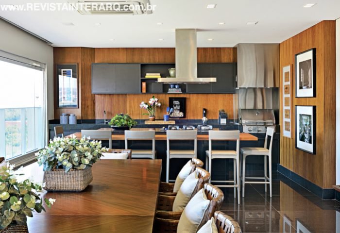 O projeto de interiores deste apartamento priorizou as amplas áreas de convívio e o conceito multiuso - Revista InterArq | Arquitetura, Decoração, Design, Paisagismo e Lifestyle