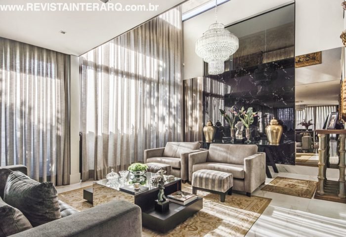 O projeto de reforma e de interiores desta casa incluiu grandes aberturas de vidro para a área externa e luz natural - Revista InterArq | Arquitetura, Decoração, Design, Paisagismo e Lifestyle