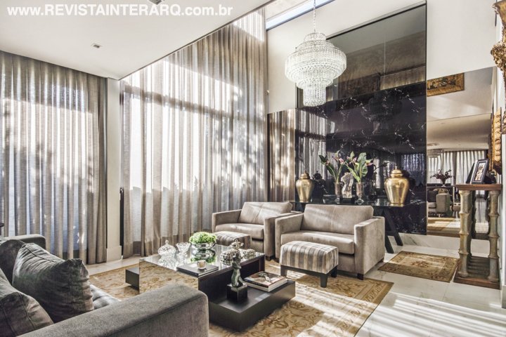 O projeto de reforma e de interiores desta casa incluiu grandes aberturas de vidro para a área externa e luz natural - Revista InterArq | Arquitetura, Decoração, Design, Paisagismo e Lifestyle