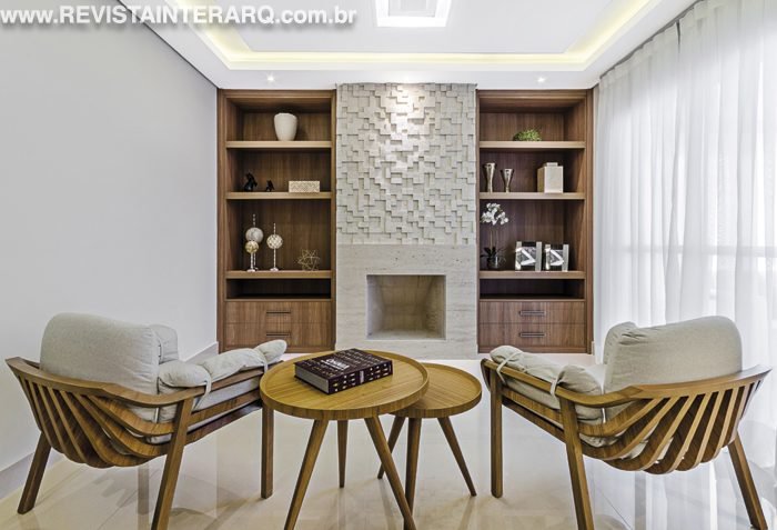 A marcenaria sob medida nos padrões madeira e cinza personalizou e organizou os ambientes deste apartamentos com ares joviais - Revista InterArq | Arquitetura, Decoração, Design, Paisagismo e Lifestyle