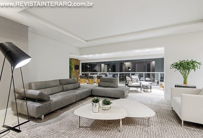 Neste apartamento, o projeto de design de interiores privilegiou a leveza das cores claras e das peças atuais - Revista InterArq | Arquitetura, Decoração, Design, Paisagismo e Lifestyle