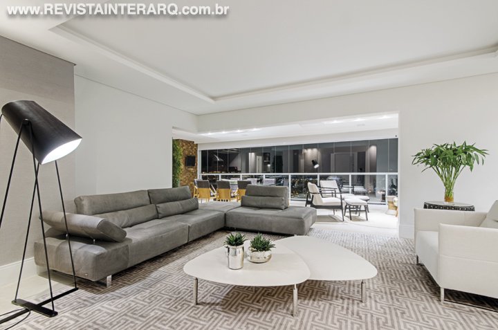 Neste apartamento, o projeto de design de interiores privilegiou a leveza das cores claras e das peças atuais - Revista InterArq | Arquitetura, Decoração, Design, Paisagismo e Lifestyle