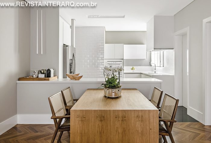 Jovem, a moradora pediu um design de interiores agradável para o apartamento de 130 m², com iluminação indireta e mobiliário aconchegante - Revista InterArq | Arquitetura, Decoração, Design, Paisagismo e Lifestyle
