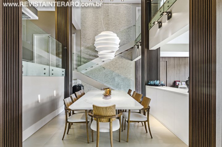 A casa da década de 1970 passou por uma reforma completa para atualizar a construção e abrir o social para a vista privilegiada - Revista InterArq | Arquitetura, Decoração, Design, Paisagismo e Lifestyle