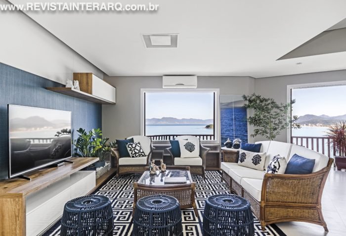 A integração total com a vista para o mar do litoral paulista norteou o projeto de interiores deste apartamento duplex de 130 m² - Revista InterArq | Arquitetura, Decoração, Design, Paisagismo e Lifestyle