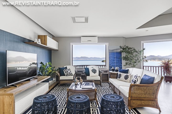 A integração total com a vista para o mar do litoral paulista norteou o projeto de interiores deste apartamento duplex de 130 m² - Revista InterArq | Arquitetura, Decoração, Design, Paisagismo e Lifestyle