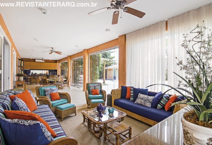 Para atualizar os ambientes da casa, a designer redesenhou móveis, trocou tecidos e investiu em acessórios decorativos - Revista InterArq | Arquitetura, Decoração, Design, Paisagismo e Lifestyle