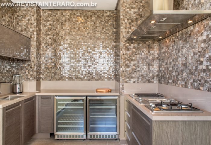 O projeto de reforma deste amplo apartamento foi norteado pelo estilo antenado da moradora, que adora tecnologia e sofisticação - Revista InterArq | Arquitetura, Decoração, Design, Paisagismo e Lifestyle