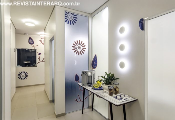 Neste Laboratório Clínico, o design de interiores complementou a proposta da arquitetura: promover o bem-estar de pacientes - Revista InterArq | Arquitetura, Decoração, Design, Paisagismo e Lifestyle