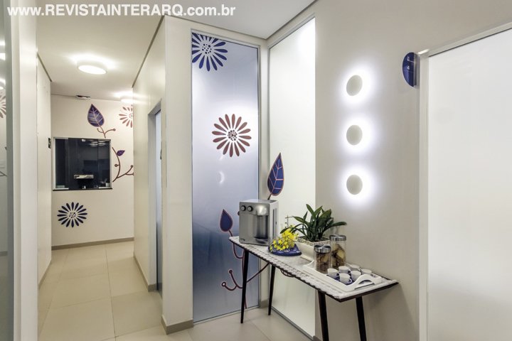 Neste Laboratório Clínico, o design de interiores complementou a proposta da arquitetura: promover o bem-estar de pacientes - Revista InterArq | Arquitetura, Decoração, Design, Paisagismo e Lifestyle