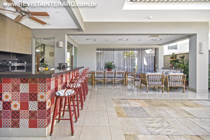 Imponente no terreno de esquina, esta casa tem dois pavimentos e ambientes com grandes aberturas - Revista InterArq | Arquitetura, Decoração, Design, Paisagismo e Lifestyle