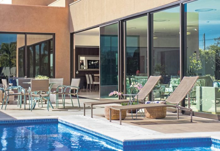 Esta casa de traços retos e ambientes generosos ganhou praticidade e conforto com o design de interiores descomplicado - Revista InterArq | Arquitetura, Decoração, Design, Paisagismo e Lifestyle