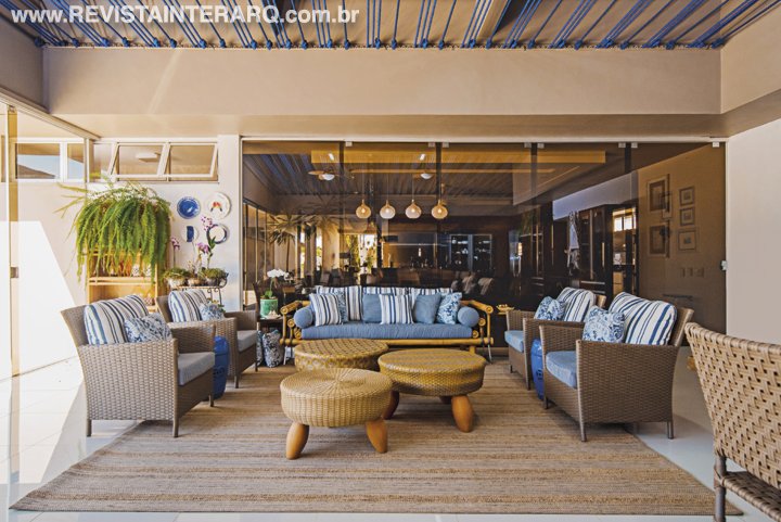 As confraternizações da família ganharam novo palco ao transformar o galpão anexo à casa principal em uma acolhedora área gourmet - Revista InterArq | Arquitetura, Decoração, Design, Paisagismo e Lifestyle