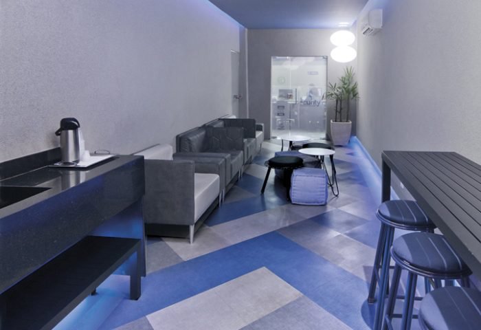A ideia deste projeto foi criar uma central de atendimento bem descontraída, focada no conforto e na segurança - Revista InterArq | Arquitetura, Decoração, Design, Paisagismo e Lifestyle