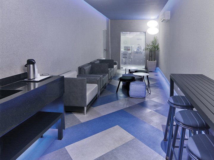 A ideia deste projeto foi criar uma central de atendimento bem descontraída, focada no conforto e na segurança - Revista InterArq | Arquitetura, Decoração, Design, Paisagismo e Lifestyle