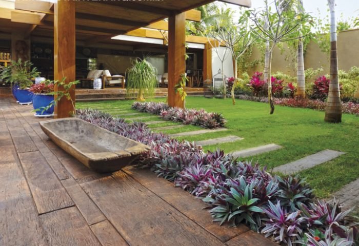 Espécies multicores nos jardins acompanham o despojamento desta casa - Revista InterArq | Arquitetura, Decoração, Design, Paisagismo e Lifestyle
