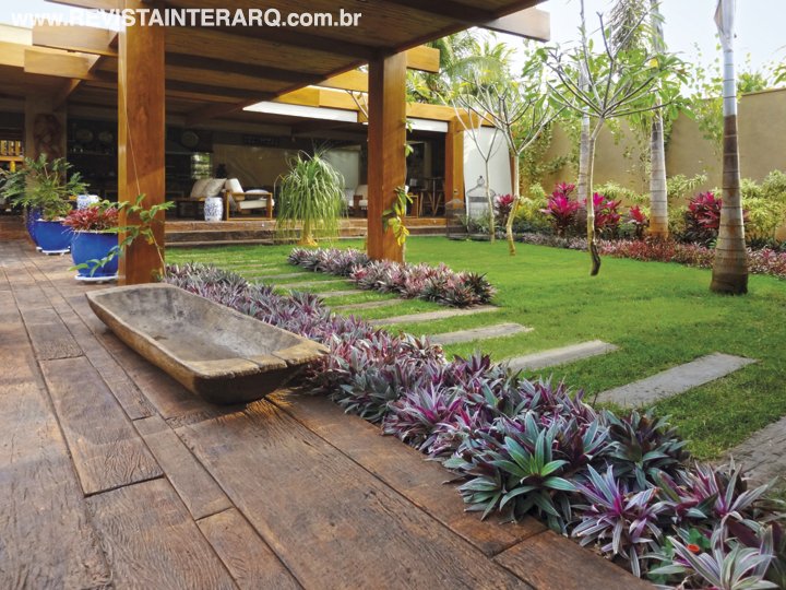 Espécies multicores nos jardins acompanham o despojamento desta casa - Revista InterArq | Arquitetura, Decoração, Design, Paisagismo e Lifestyle