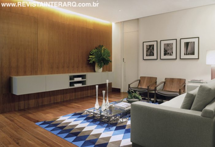 Neste escritório, acabamentos como os painéis em lâmina de madeira favorecem a acústica - Revista InterArq | Arquitetura, Decoração, Design, Paisagismo e Lifestyle