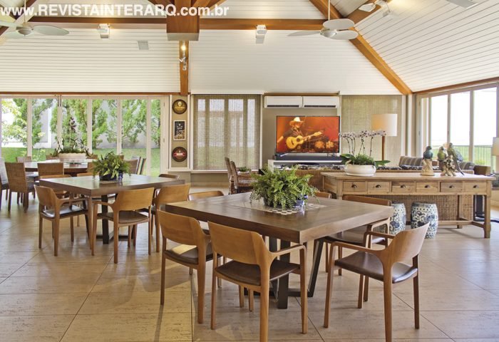 A decoração minuciosa desta casa apostou em cores suaves, estampas atemporais e móveis de linhas retas - Revista InterArq | Arquitetura, Decoração, Design, Paisagismo e Lifestyle