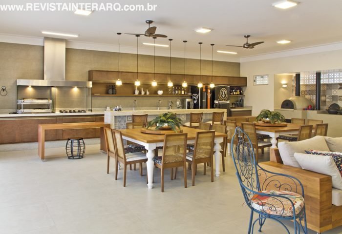 Uma construção de formas limpas, com ambientes sociais integrados - Revista InterArq | Arquitetura, Decoração, Design, Paisagismo e Lifestyle