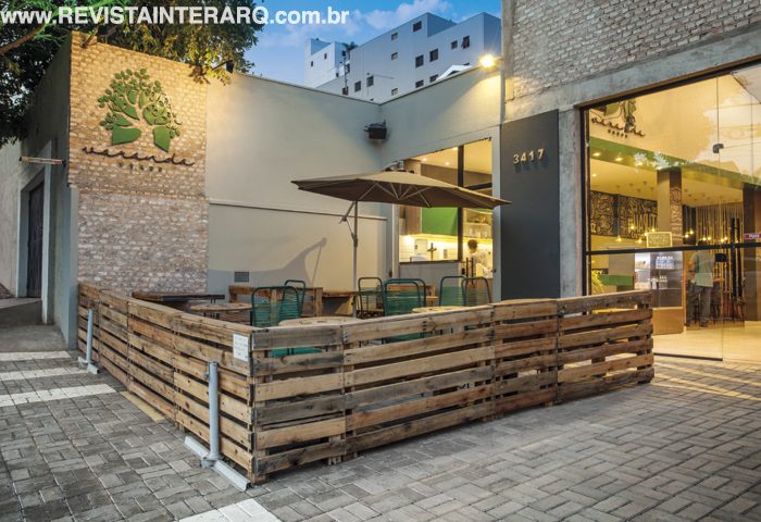 O conceito deste restaurante é baseado na preservação da natureza e o resgate de uma vida com mais harmonia - Revista InterArq | Arquitetura, Decoração, Design, Paisagismo e Lifestyle
