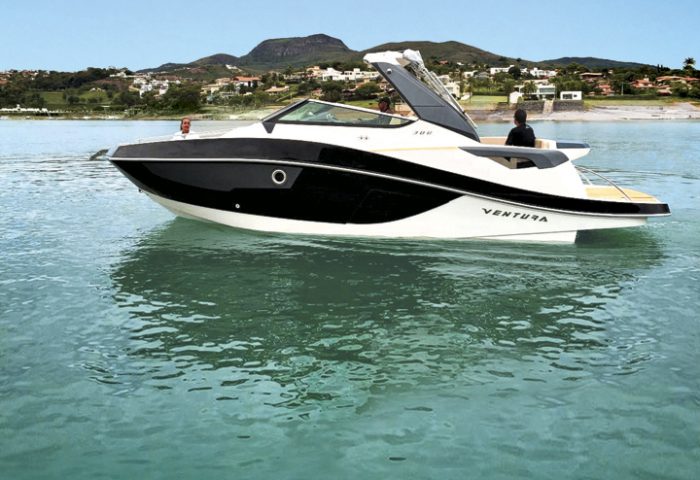 A V300 Crossover alia a proa aberta com uma cabine com cama de casal e banheiro fechado com ducha. Tem capacidade para 16 pessoas em passeios diurnos e conta, ainda, com espaço gourmet na popa. Pode ser equipada com ar-condicionado.