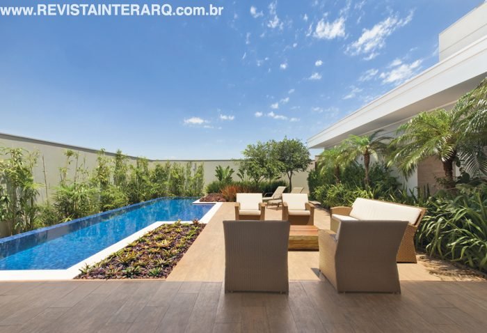 Este projeto de paisagismo foi desenvolvido a partir de premissas como o desnível do terreno em relação à residência - Revista InterArq | Arquitetura, Decoração, Design, Paisagismo e Lifestyle