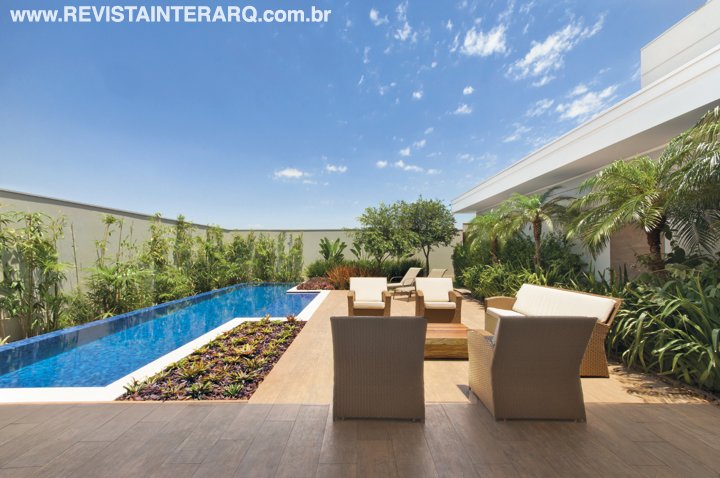 Este projeto de paisagismo foi desenvolvido a partir de premissas como o desnível do terreno em relação à residência - Revista InterArq | Arquitetura, Decoração, Design, Paisagismo e Lifestyle