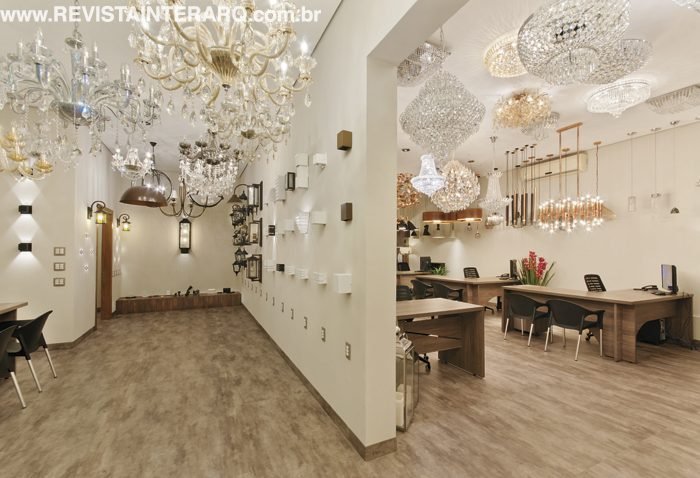 O projeto de reforma criou um novo layout e ampliou o showroom da loja de iluminação - Revista InterArq | Arquitetura, Decoração, Design, Paisagismo e Lifestyle