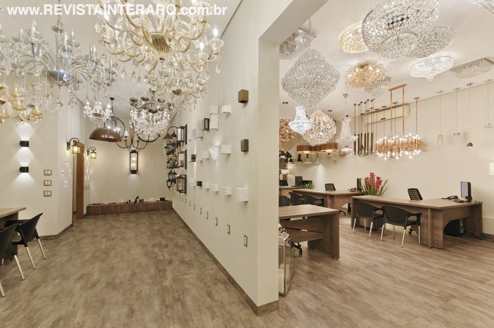 O projeto de reforma criou um novo layout e ampliou o showroom da loja de iluminação - Revista InterArq | Arquitetura, Decoração, Design, Paisagismo e Lifestyle