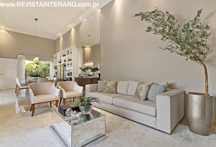 A decoração clean valorizou os móveis de história da família - Revista InterArq | Arquitetura, Decoração, Design, Paisagismo e Lifestyle