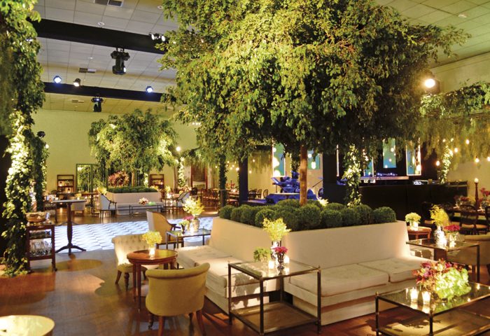 Jardins com árvores (Juracy Britto) acompanhavam os lounges com estofados claros, poltronas e mesinhas de apoio (tudo Festah). Os convites e papelaria da festa foram confeccionados pela Eden Conviteria. A filmagem foi feita pela Vap Produções