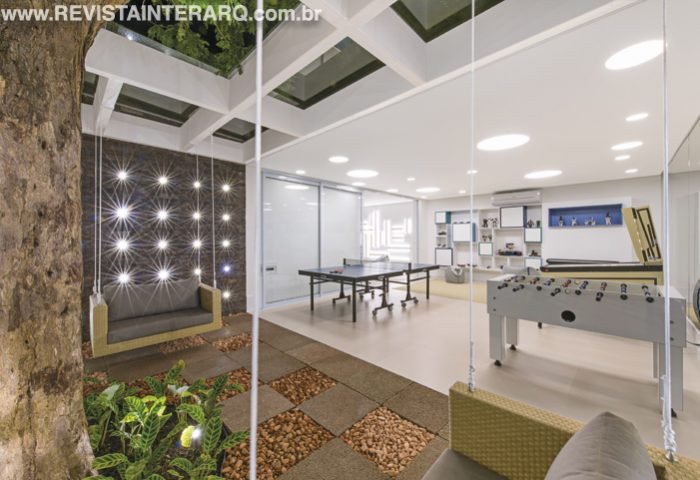 Este anexo para brincar e receber os amigos de um menino preservou a bela árvore existente no terreno - Revista InterArq | Arquitetura, Decoração, Design, Paisagismo e Lifestyle