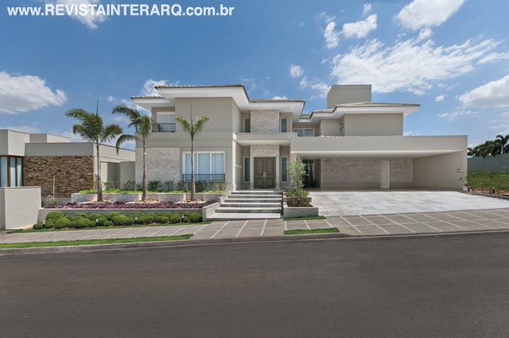 Esta residência sofisticada ganhou diversas particularidades - Revista InterArq | Arquitetura, Decoração, Design, Paisagismo e Lifestyle