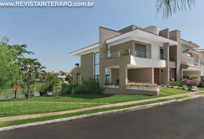 Este projeto ganhou grandes panos de vidro para aproveitar a vista - Revista InterArq | Arquitetura, Decoração, Design, Paisagismo e Lifestyle