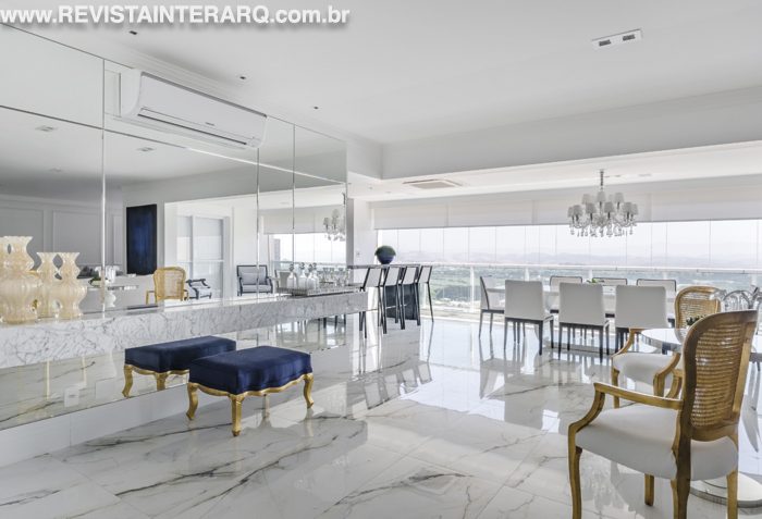O design de interiores minucioso imprimiu luxo e amplitude visual neste apartamento - Revista InterArq | Arquitetura, Decoração, Design, Paisagismo e Lifestyle