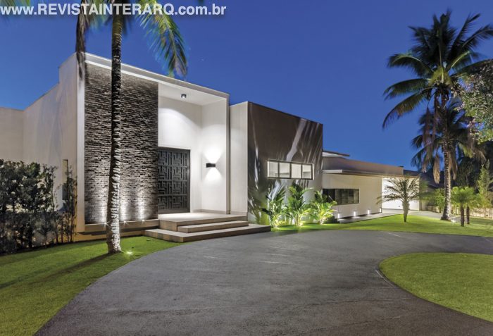 A linguagem escolhida para esta residência está totalmente sintonizada com o estilo de vida dos moradores - Revista InterArq | Arquitetura, Decoração, Design, Paisagismo e Lifestyle