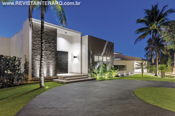 A linguagem escolhida para esta residência está totalmente sintonizada com o estilo de vida dos moradores - Revista InterArq | Arquitetura, Decoração, Design, Paisagismo e Lifestyle