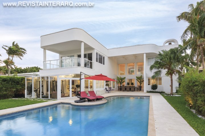 Amplos panos de vidro integram os jardins tropicais ao social luxuoso - Revista InterArq | Arquitetura, Decoração, Design, Paisagismo e Lifestyle