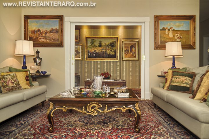 Móveis clássicos do acervo da família foram incluídos no décor deste apartamento - Revista InterArq | Arquitetura, Decoração, Design, Paisagismo e Lifestyle