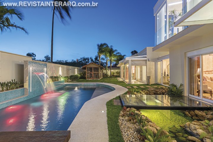 Lago de formas orgânicas, piso de vidro e cores pontuais tornaram esta residência única e interessante - Revista InterArq | Arquitetura, Decoração, Design, Paisagismo e Lifestyle