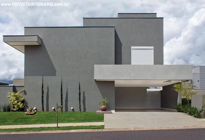 Com o espaço de confraternizações isolado, os ambientes cotidianos desta casa estão sempre organizados - Revista InterArq | Arquitetura, Decoração, Design, Paisagismo e Lifestyle