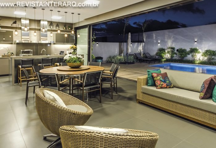 Pontos de cor e revestimentos 3D imprimiram ousadia e receptividade nesta morada - Revista InterArq | Arquitetura, Decoração, Design, Paisagismo e Lifestyle