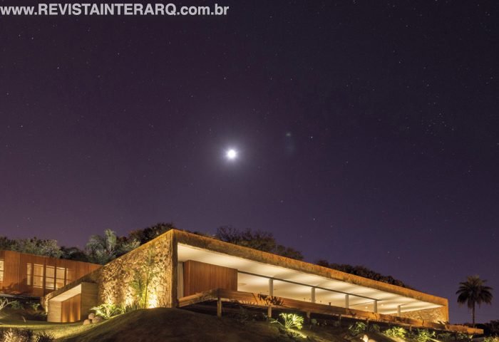 A implantação desta casa acompanha a topografia natural do terreno e a arquitetura interage com a natureza ao redor - Revista InterArq | Arquitetura, Decoração, Design, Paisagismo e Lifestyle
