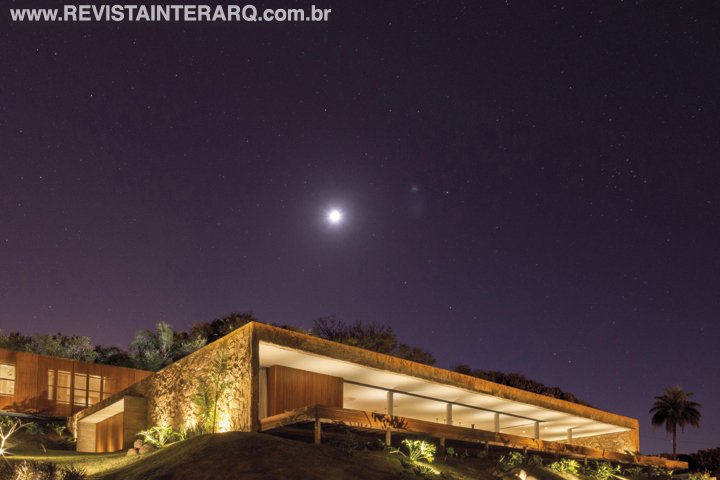 A implantação desta casa acompanha a topografia natural do terreno e a arquitetura interage com a natureza ao redor - Revista InterArq | Arquitetura, Decoração, Design, Paisagismo e Lifestyle