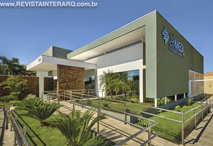 Ambientes humanizados e espaços amplos recebem os pacientes desta moderna clínica - Revista InterArq | Arquitetura, Decoração, Design, Paisagismo e Lifestyle