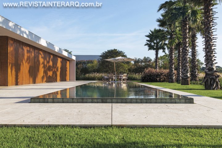 Nesta casa de campo, o paisagismo brinca com a volumetria de maciços coloridos e palmeiras com 6 metros de altura - Revista InterArq | Arquitetura, Decoração, Design, Paisagismo e Lifestyle