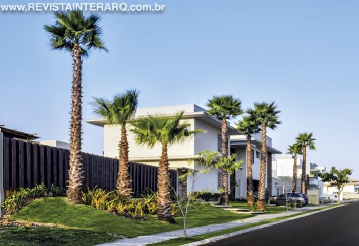 O paisagismo com espécies esculturais e exóticas agregou beleza a esta arquitetura contemporânea - Revista InterArq | Arquitetura, Decoração, Design, Paisagismo e Lifestyle